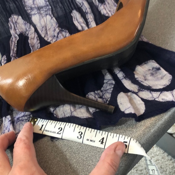 Caramel colored brown Dollhouse heels - Picture 5 of 8